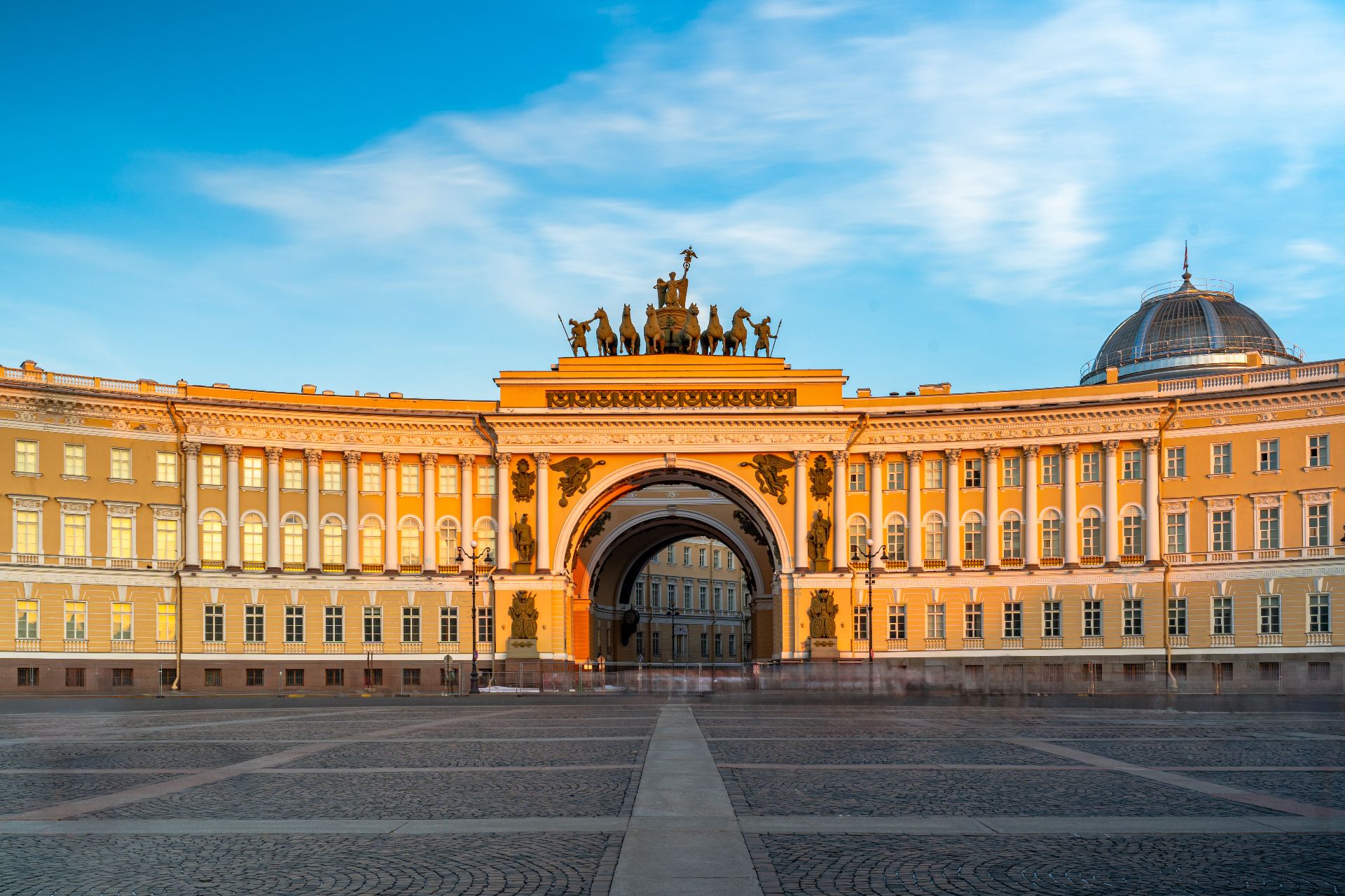 Дворцовая площадь и Александровская колонна