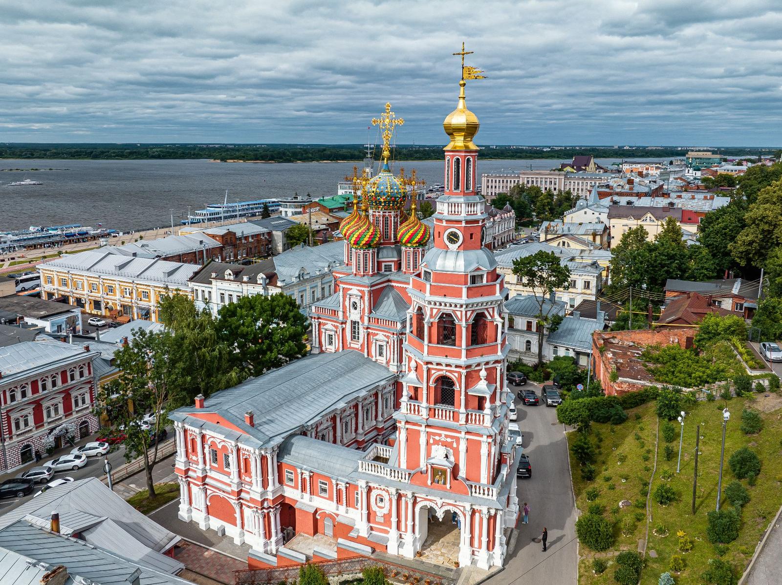 Рождественская улица и Строгановская церковь