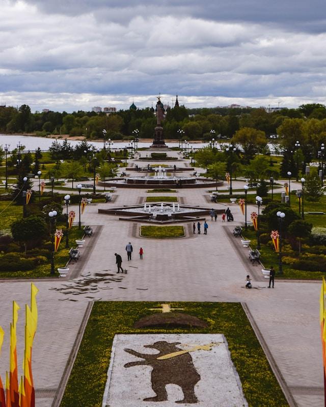 Стрелка и Памятник 1000-летию Ярославля