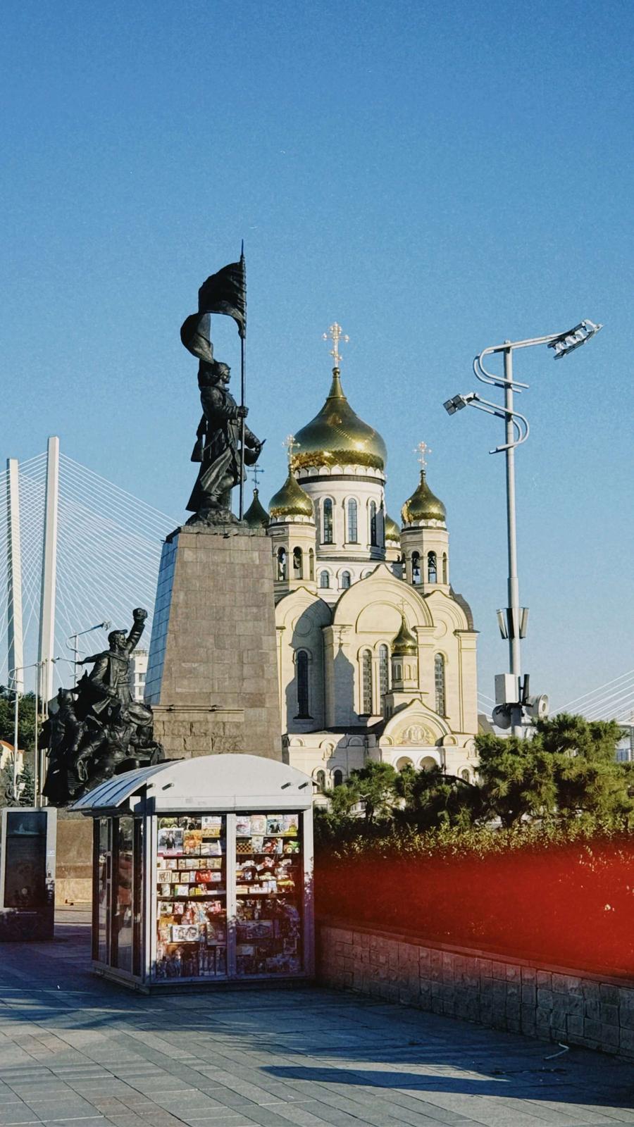 Площадь Борцов Революции и памятник Борцам за власть Советов